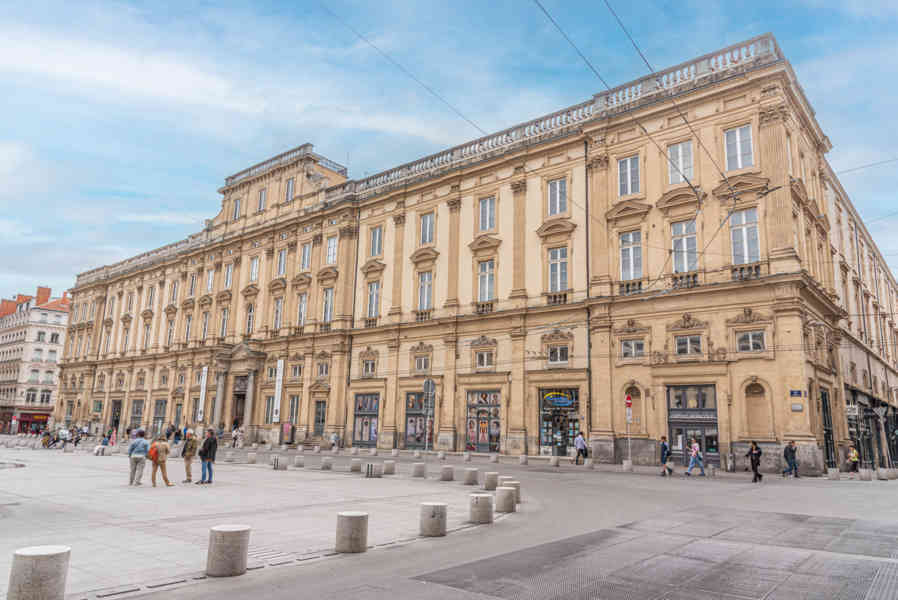 Francia - Lyon 010 - plaza Des Terreaux - palacio de St-Pierre - museo de Bellas Artes.jpg